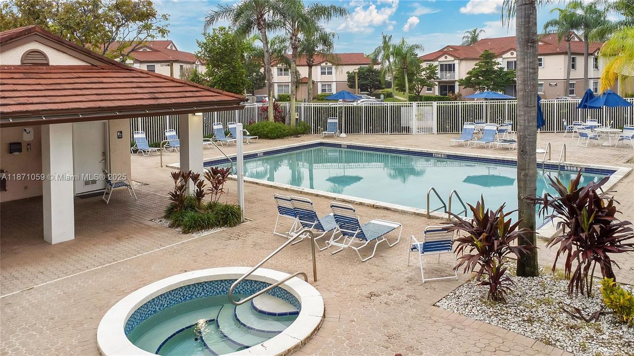 合同活跃: $279,900 (2 贝兹, 2 浴室, 1037 平方英尺)