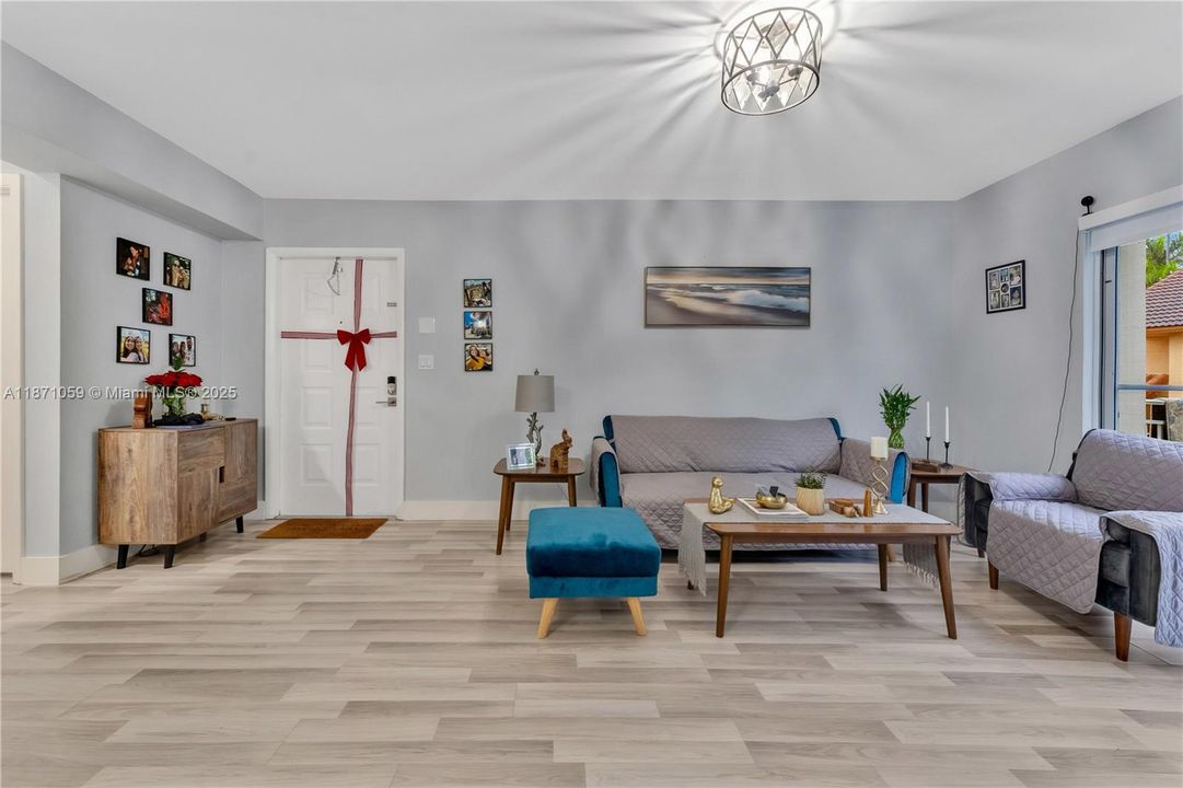 合同活跃: $279,900 (2 贝兹, 2 浴室, 1037 平方英尺)