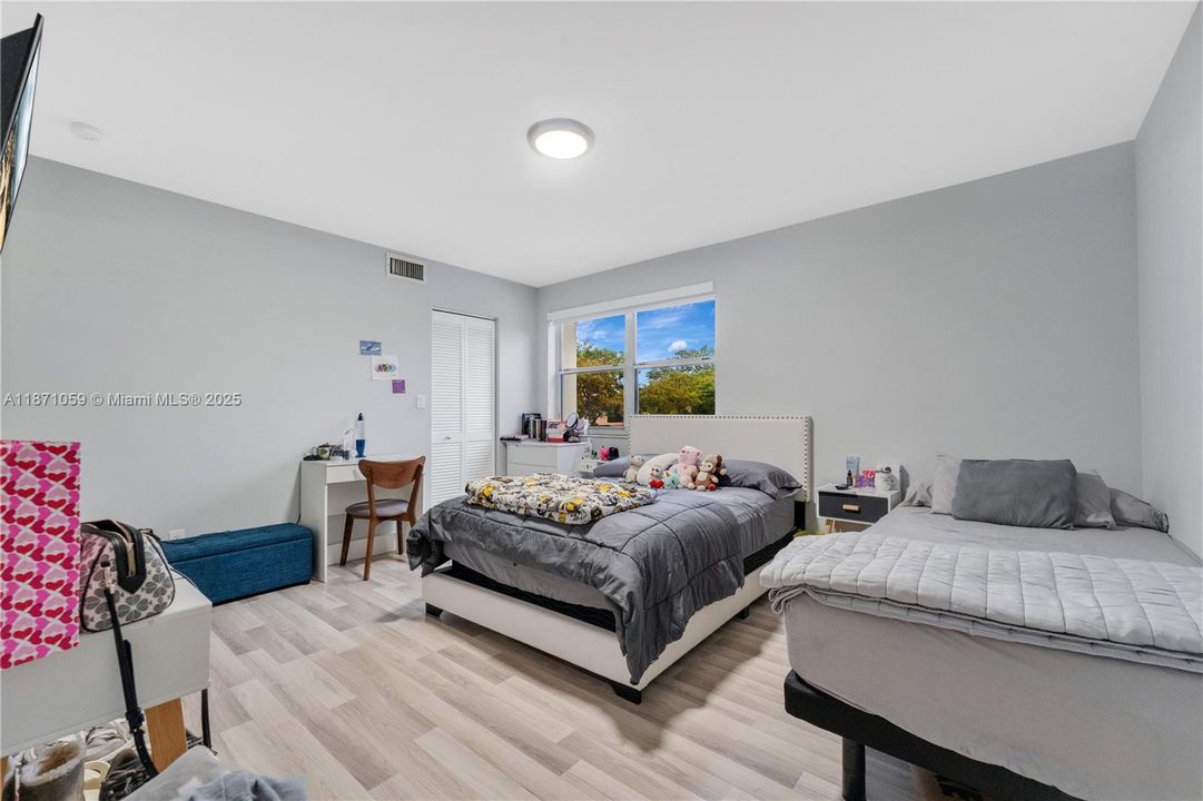 合同活跃: $279,900 (2 贝兹, 2 浴室, 1037 平方英尺)