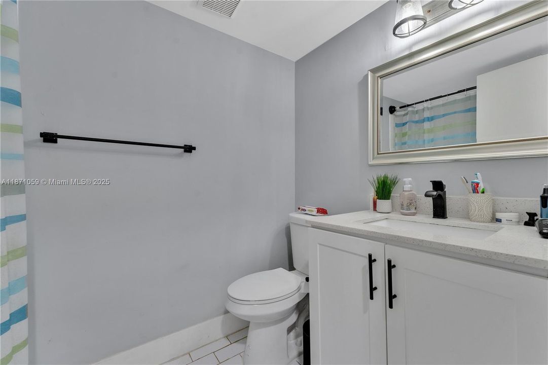 合同活跃: $279,900 (2 贝兹, 2 浴室, 1037 平方英尺)