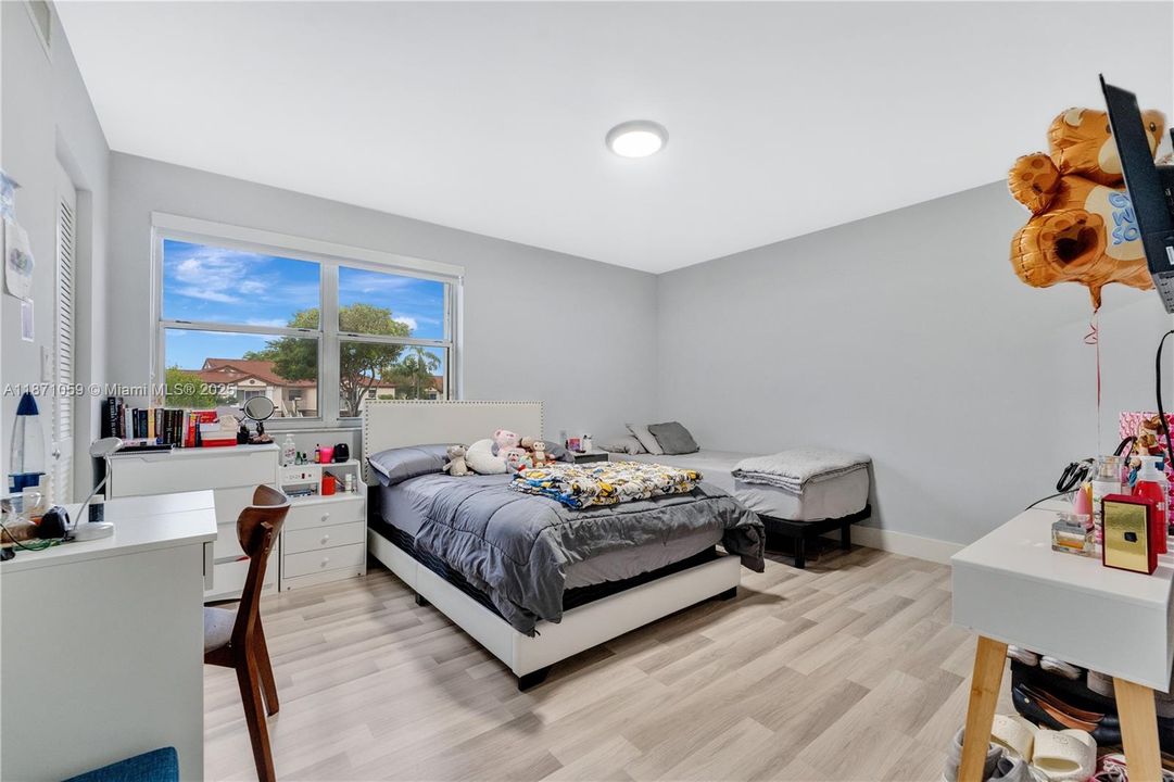 合同活跃: $279,900 (2 贝兹, 2 浴室, 1037 平方英尺)