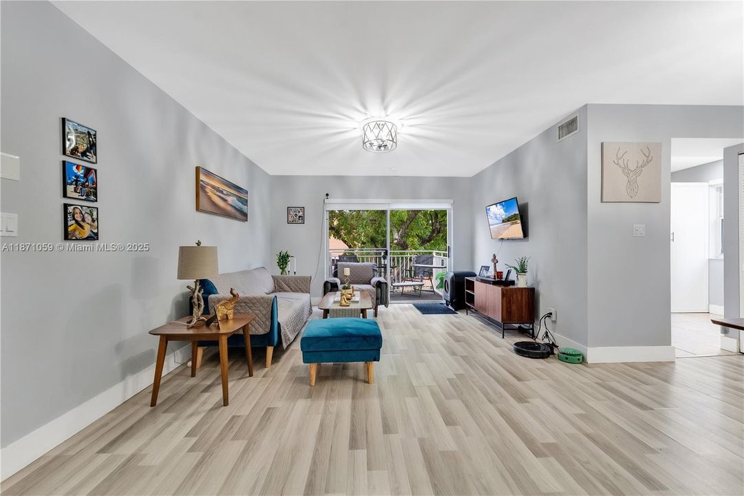 合同活跃: $279,900 (2 贝兹, 2 浴室, 1037 平方英尺)