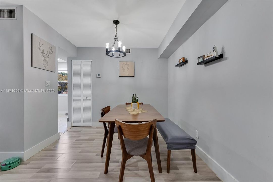 合同活跃: $279,900 (2 贝兹, 2 浴室, 1037 平方英尺)