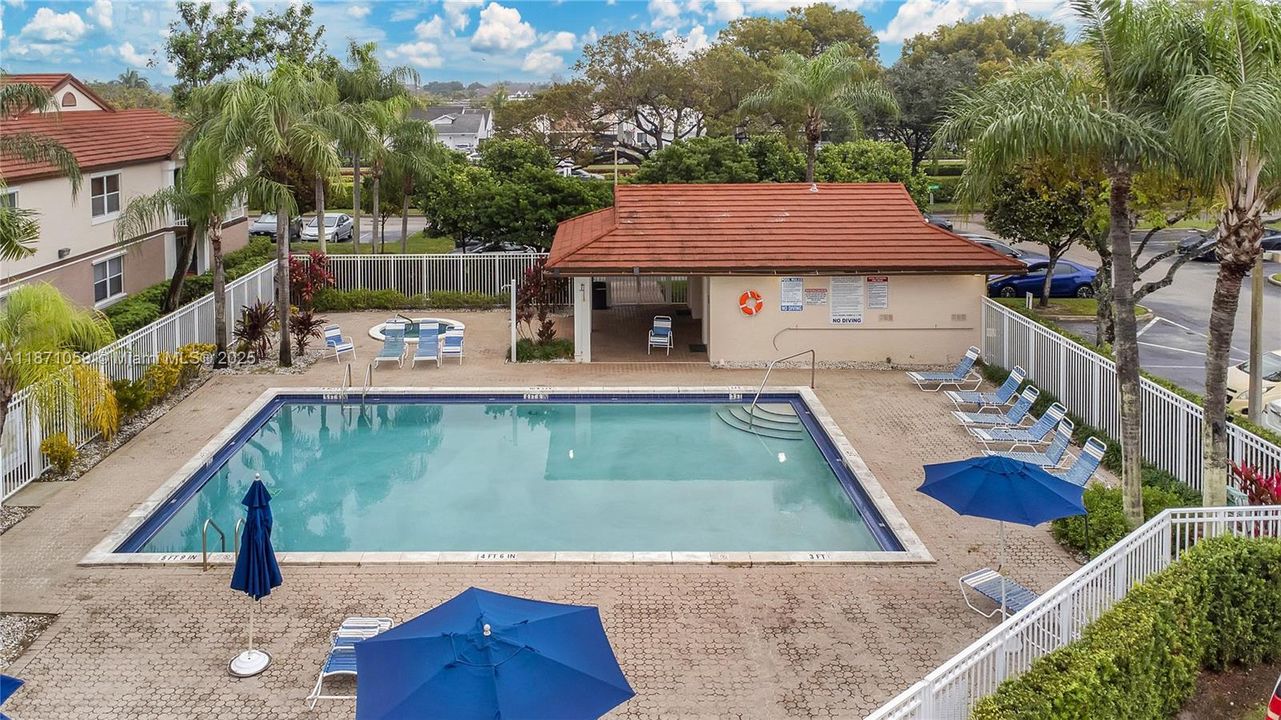 合同活跃: $279,900 (2 贝兹, 2 浴室, 1037 平方英尺)