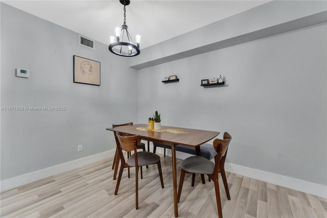 合同活跃: $279,900 (2 贝兹, 2 浴室, 1037 平方英尺)