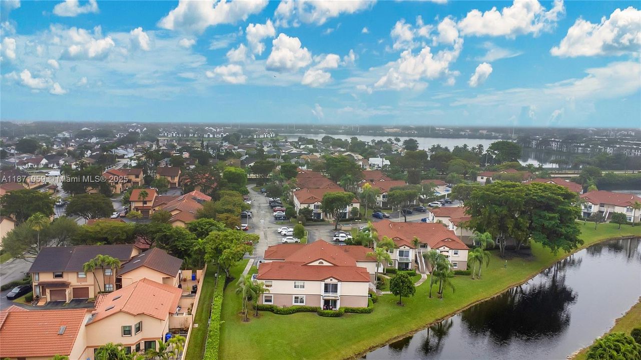 合同活跃: $279,900 (2 贝兹, 2 浴室, 1037 平方英尺)