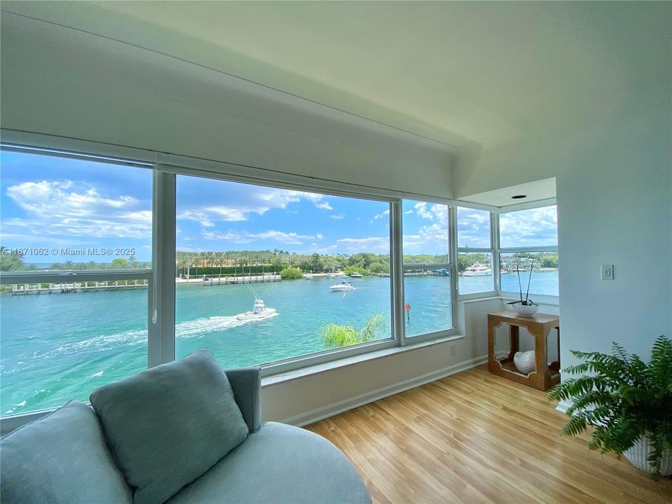 Incredible views of the beautiful blue waters, Lighthouse, boat traffic and the incredible sea life!