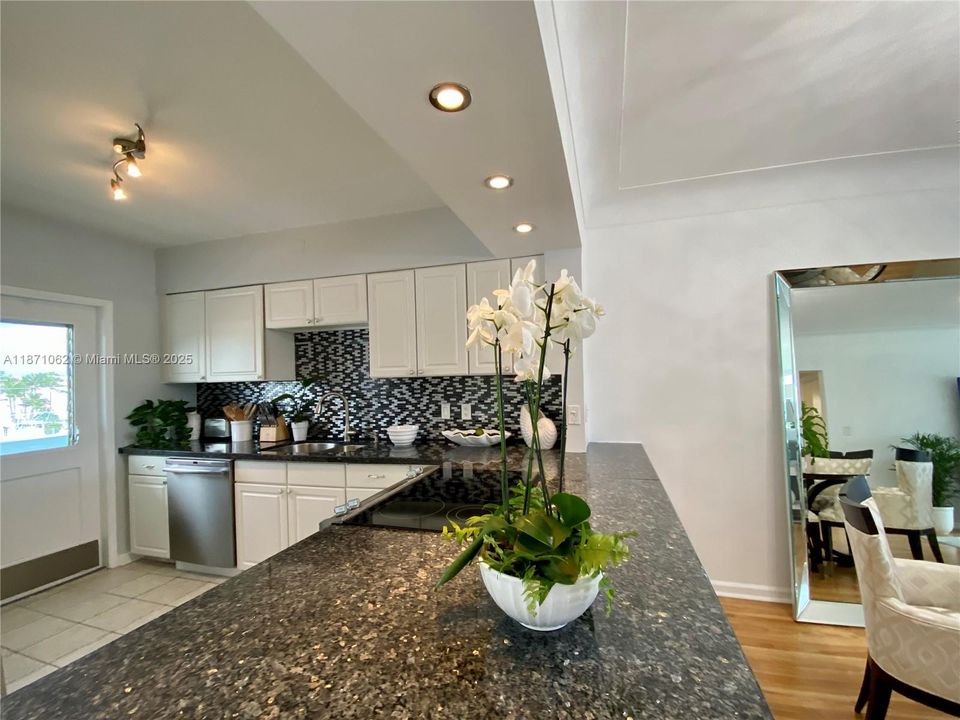 На продажу: $295,000 (1 спален, 1 ванн, 1100 Квадратных фут)