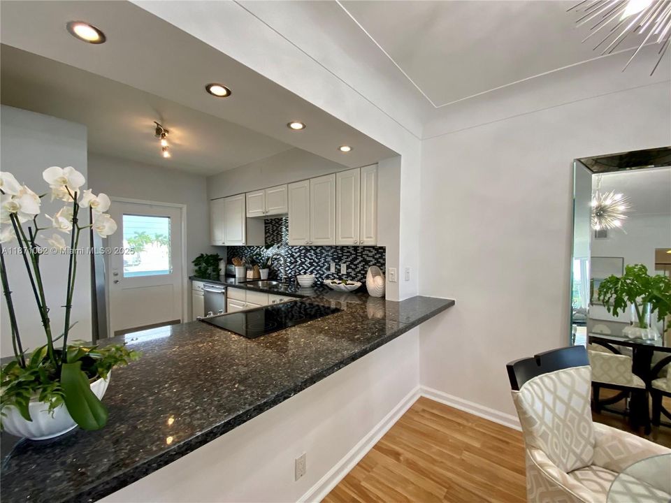 На продажу: $295,000 (1 спален, 1 ванн, 1100 Квадратных фут)