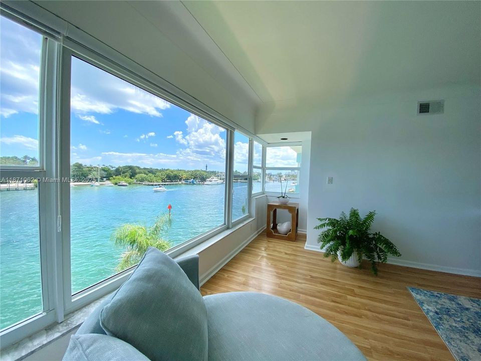 Incredible views of the beautiful blue waters, Lighthouse, boat traffic and the incredible sea life!