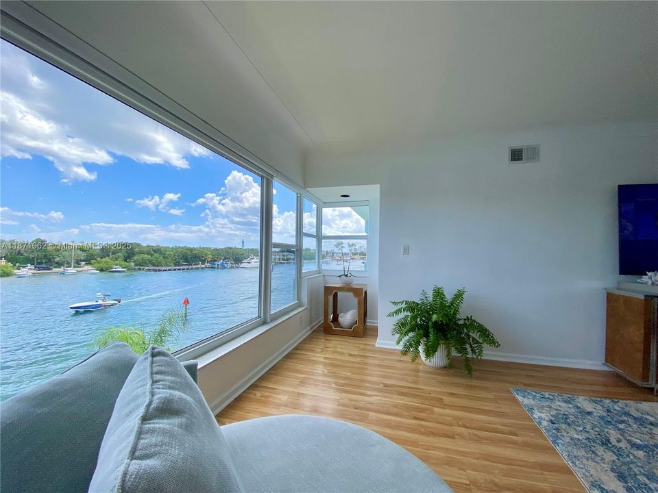 Incredible views of the beautiful blue waters, Lighthouse, boat traffic and the incredible sea life!