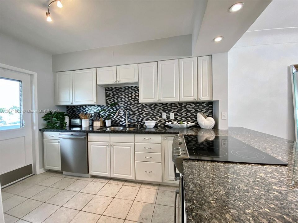 На продажу: $295,000 (1 спален, 1 ванн, 1100 Квадратных фут)