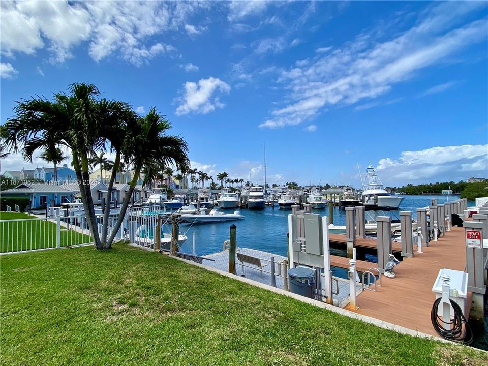 На продажу: $295,000 (1 спален, 1 ванн, 1100 Квадратных фут)