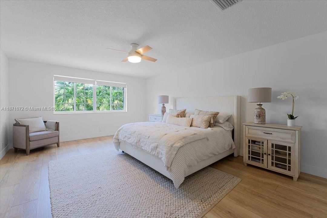 Под контрактом: $1,950,000 (6 спален, 4 ванн, 3894 Квадратных фут)