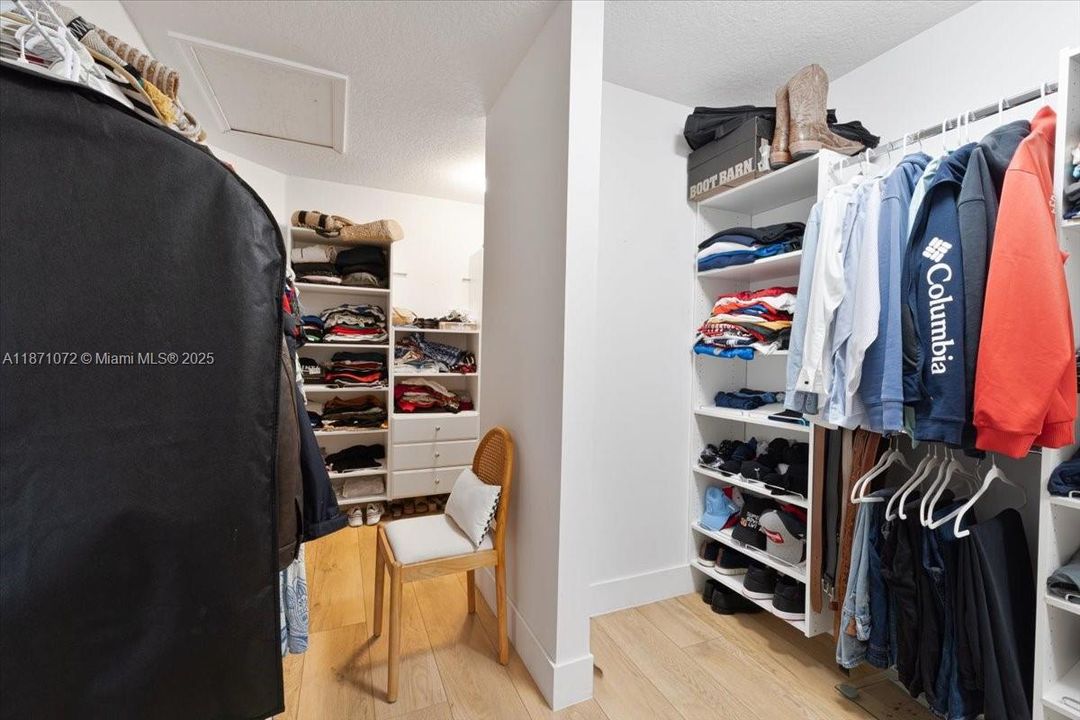 Под контрактом: $1,950,000 (6 спален, 4 ванн, 3894 Квадратных фут)