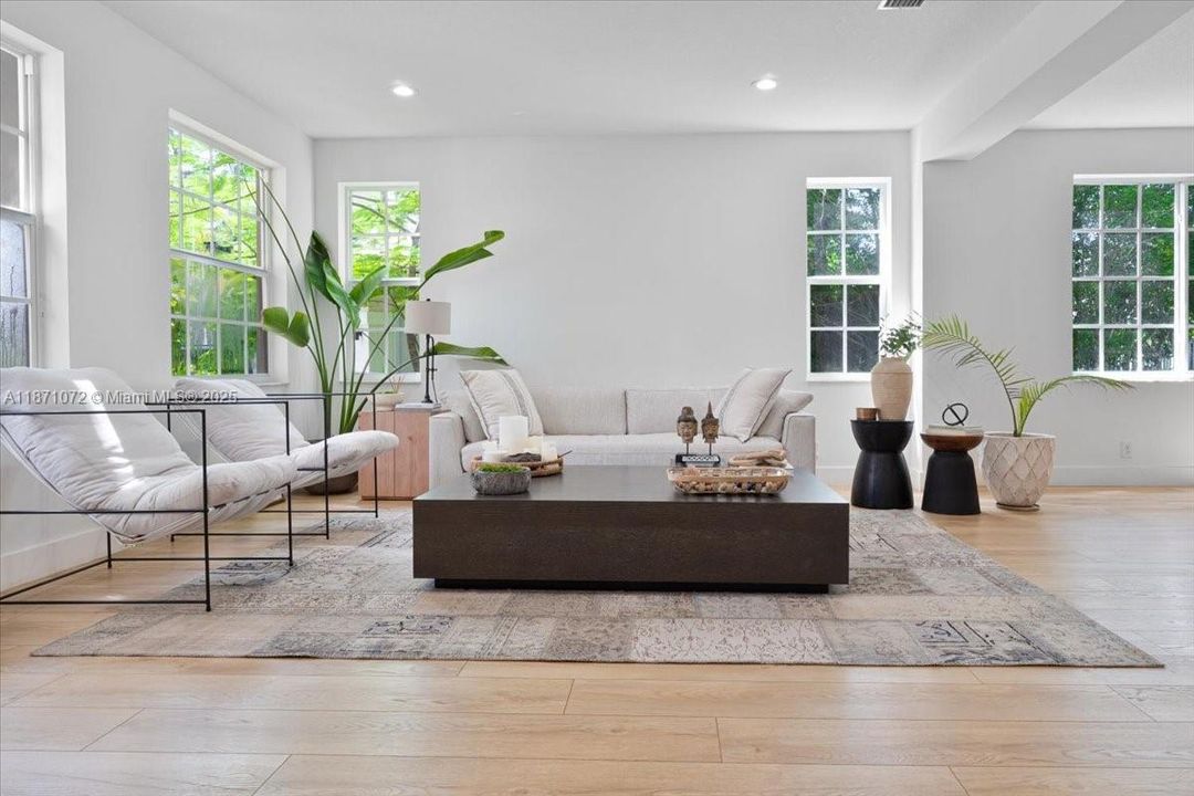 Под контрактом: $1,950,000 (6 спален, 4 ванн, 3894 Квадратных фут)