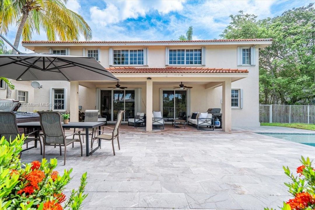 Под контрактом: $1,950,000 (6 спален, 4 ванн, 3894 Квадратных фут)