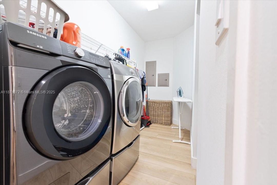 Под контрактом: $1,950,000 (6 спален, 4 ванн, 3894 Квадратных фут)