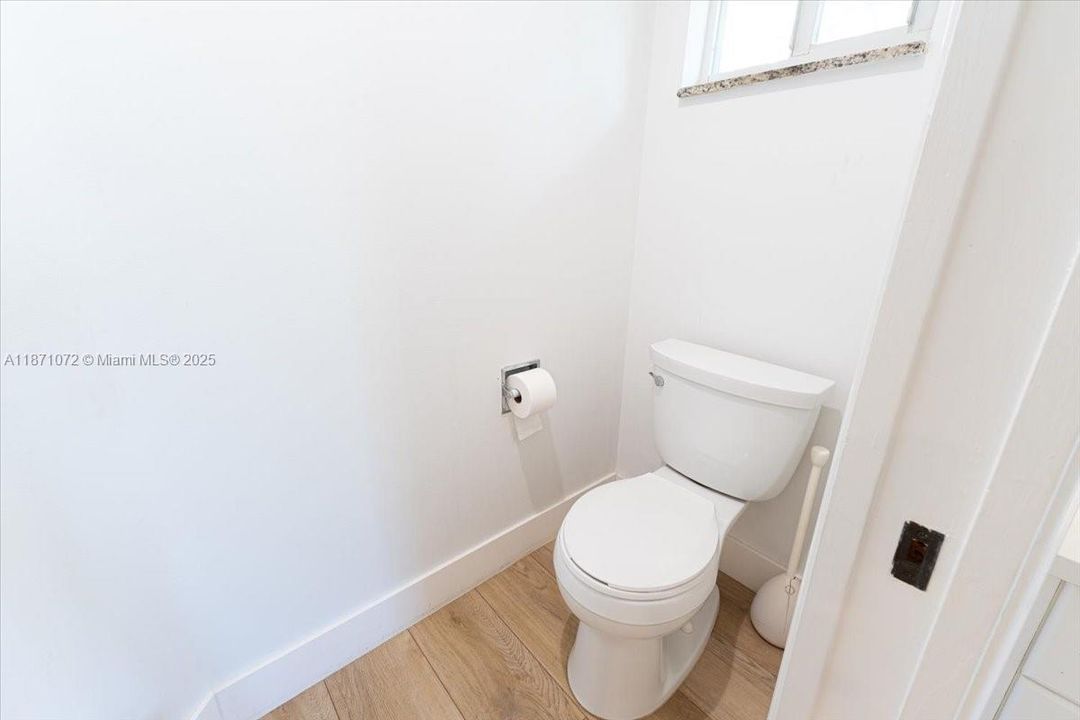 Под контрактом: $1,950,000 (6 спален, 4 ванн, 3894 Квадратных фут)