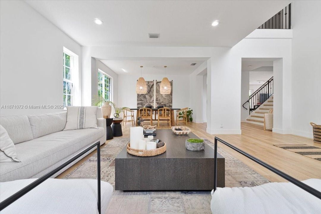 Под контрактом: $1,950,000 (6 спален, 4 ванн, 3894 Квадратных фут)