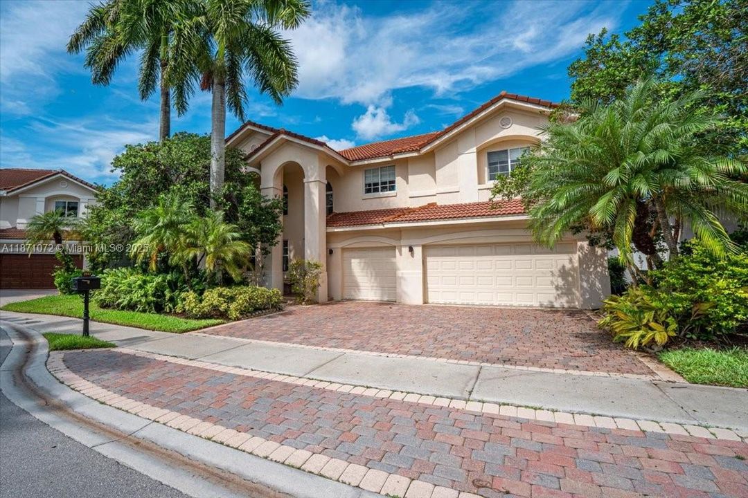 Под контрактом: $1,950,000 (6 спален, 4 ванн, 3894 Квадратных фут)