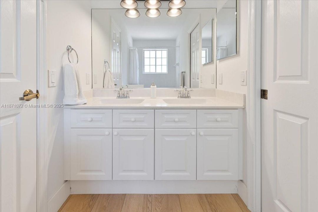 Под контрактом: $1,950,000 (6 спален, 4 ванн, 3894 Квадратных фут)