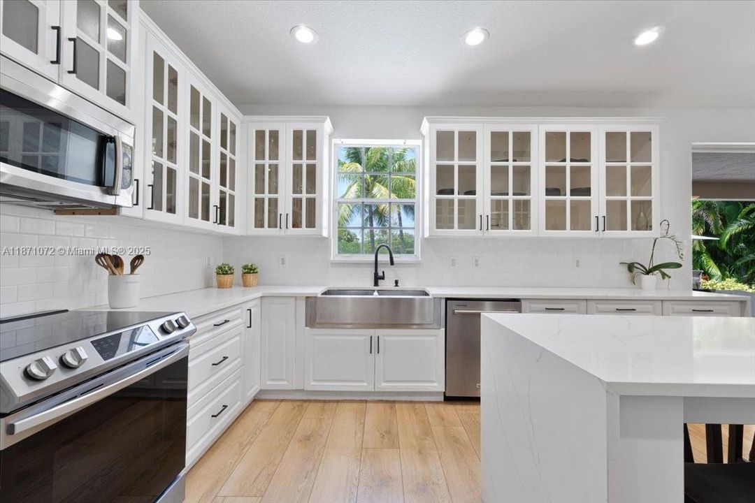 Под контрактом: $1,950,000 (6 спален, 4 ванн, 3894 Квадратных фут)