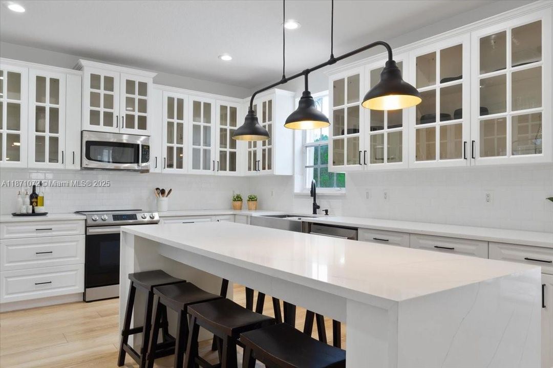 Под контрактом: $1,950,000 (6 спален, 4 ванн, 3894 Квадратных фут)