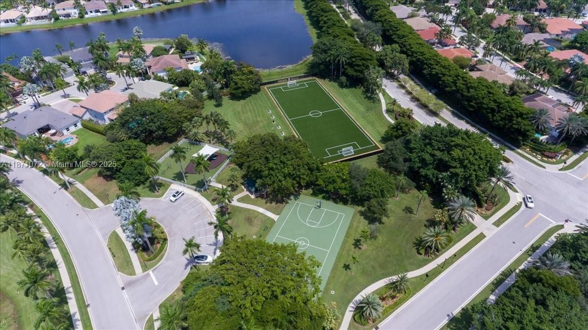 Под контрактом: $1,950,000 (6 спален, 4 ванн, 3894 Квадратных фут)