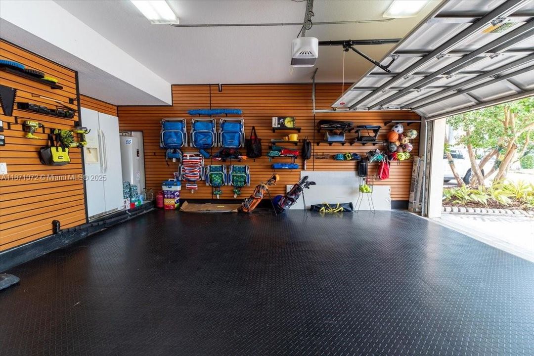 Под контрактом: $1,950,000 (6 спален, 4 ванн, 3894 Квадратных фут)