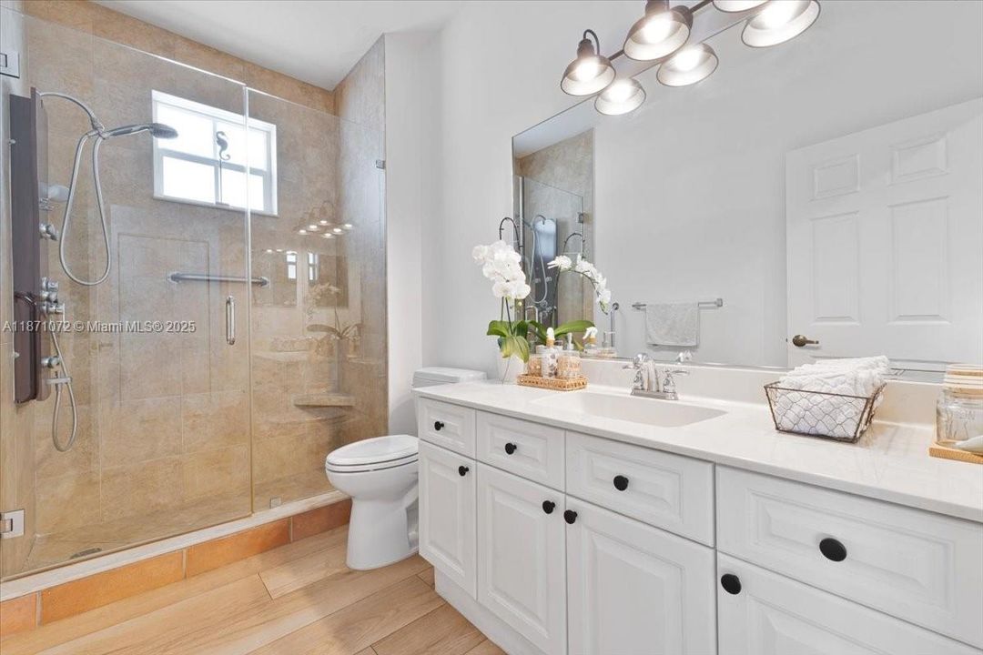 Под контрактом: $1,950,000 (6 спален, 4 ванн, 3894 Квадратных фут)