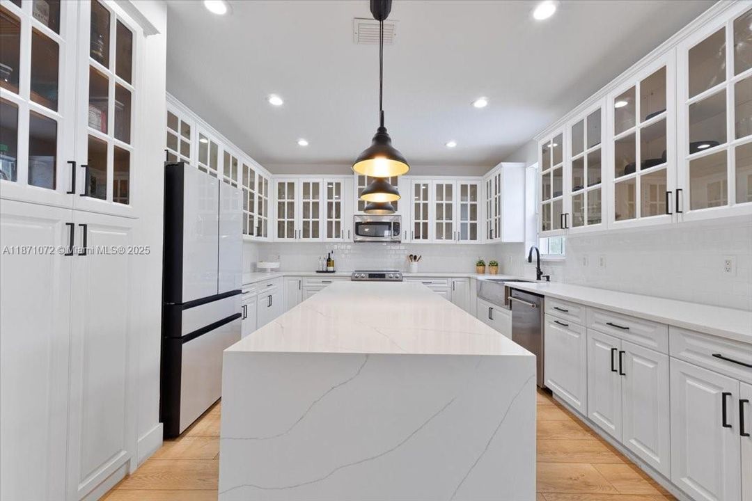 Под контрактом: $1,950,000 (6 спален, 4 ванн, 3894 Квадратных фут)