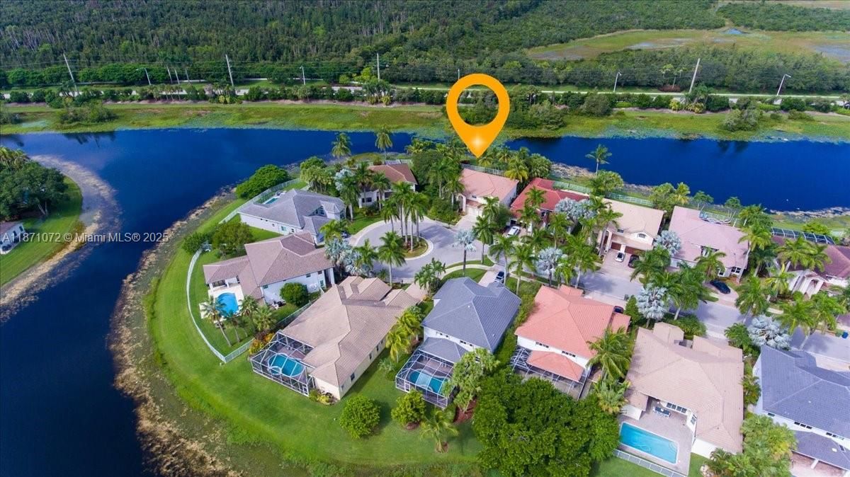 Под контрактом: $1,950,000 (6 спален, 4 ванн, 3894 Квадратных фут)