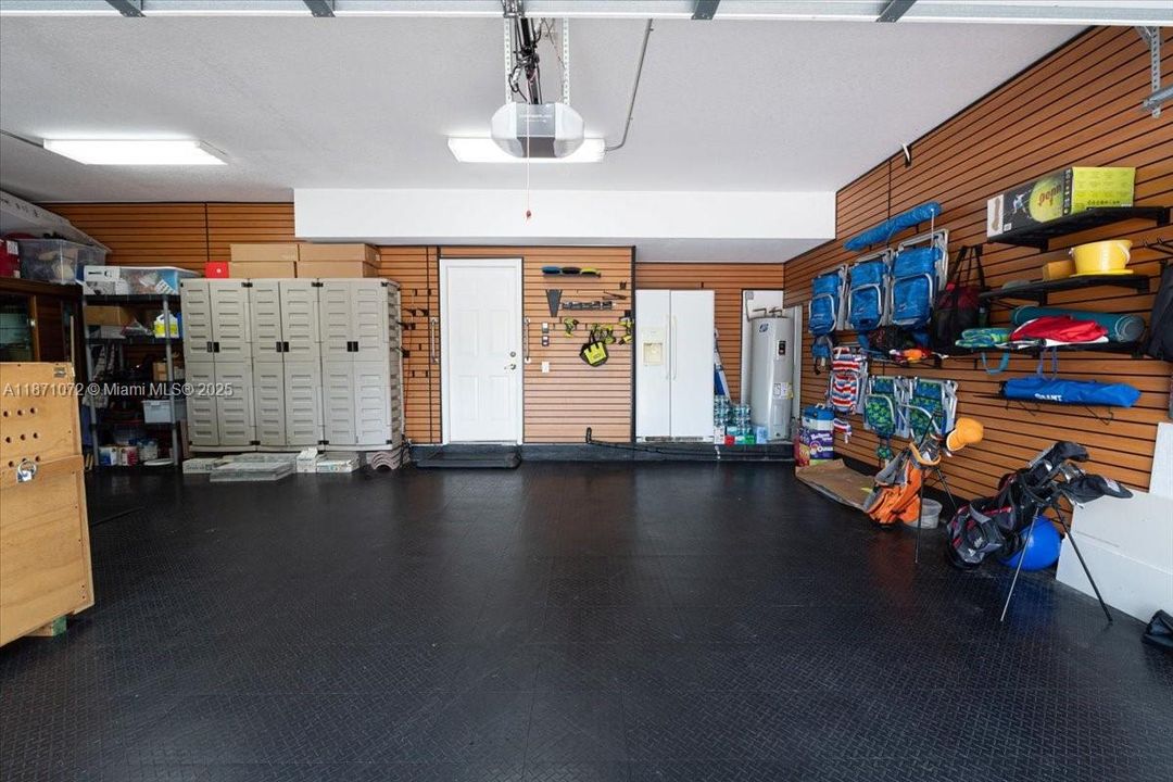 Под контрактом: $1,950,000 (6 спален, 4 ванн, 3894 Квадратных фут)