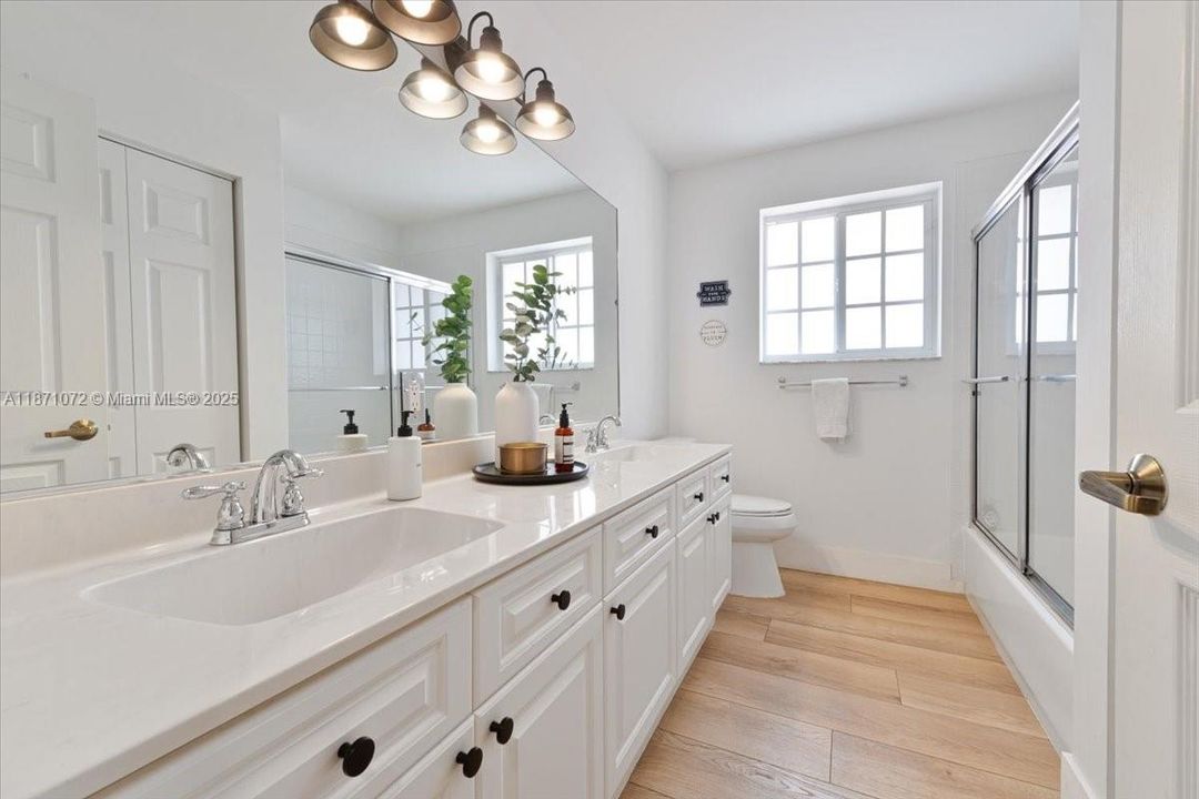 Под контрактом: $1,950,000 (6 спален, 4 ванн, 3894 Квадратных фут)