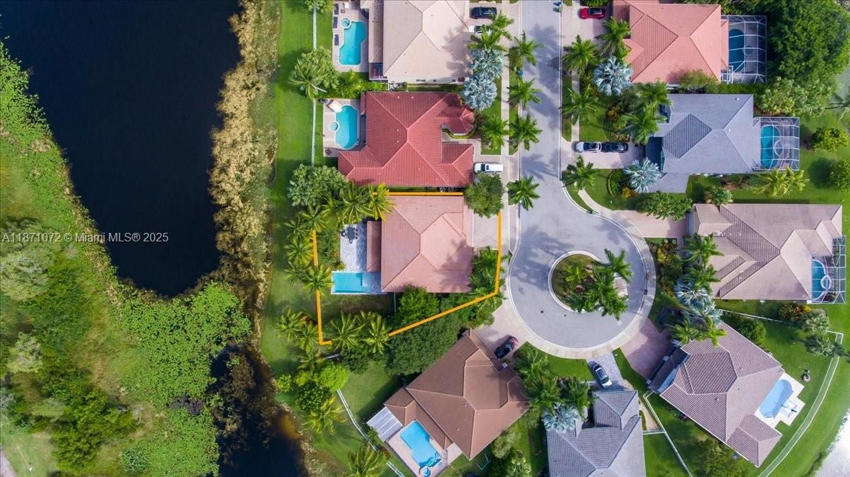 Под контрактом: $1,950,000 (6 спален, 4 ванн, 3894 Квадратных фут)