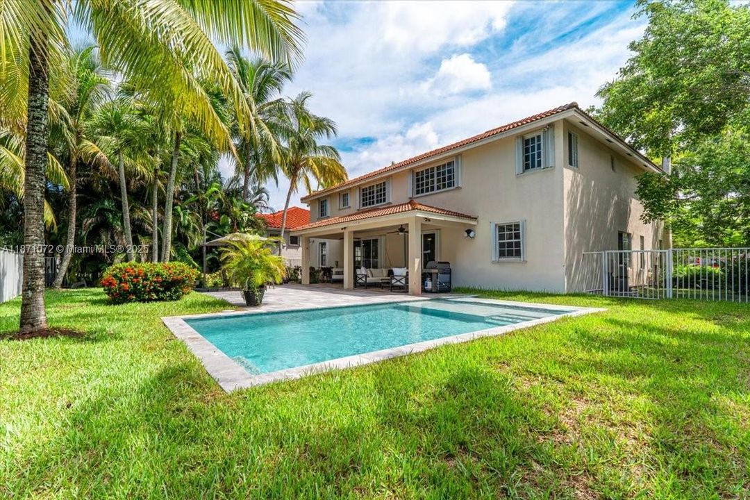 Под контрактом: $1,950,000 (6 спален, 4 ванн, 3894 Квадратных фут)