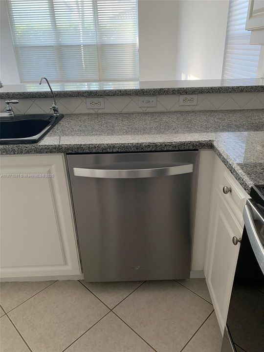 出租: $5,000 (4 贝兹, 3 浴室, 2263 平方英尺)