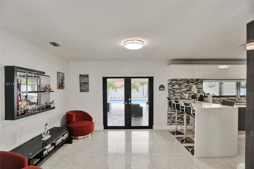 В аренду: $12,500 (6 спален, 4 ванн, 3499 Квадратных фут)