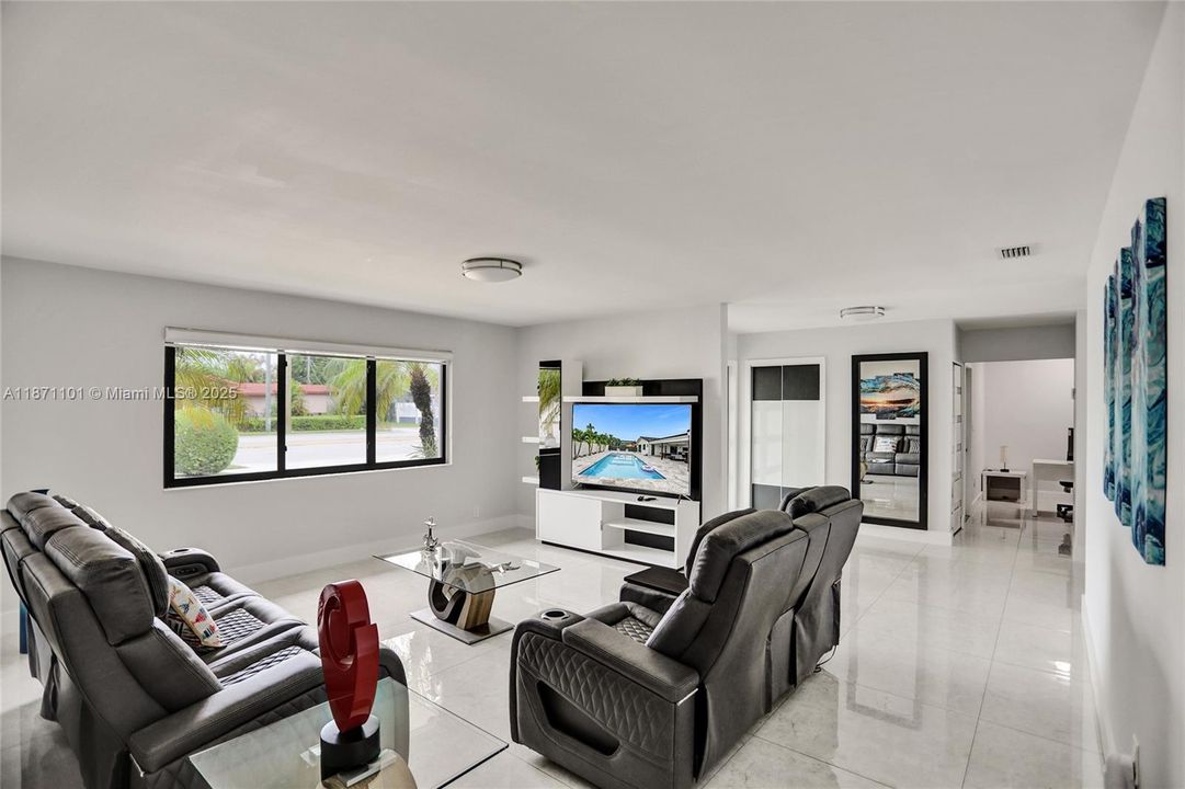 В аренду: $12,500 (6 спален, 4 ванн, 3499 Квадратных фут)