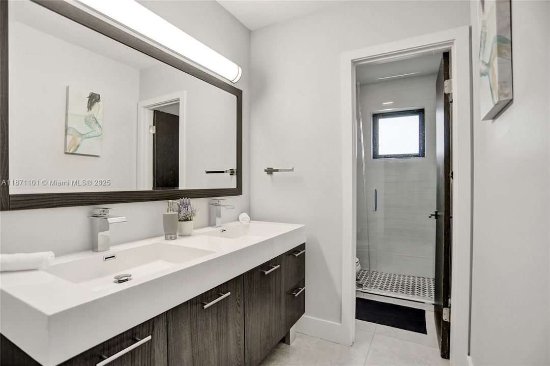 В аренду: $12,500 (6 спален, 4 ванн, 3499 Квадратных фут)