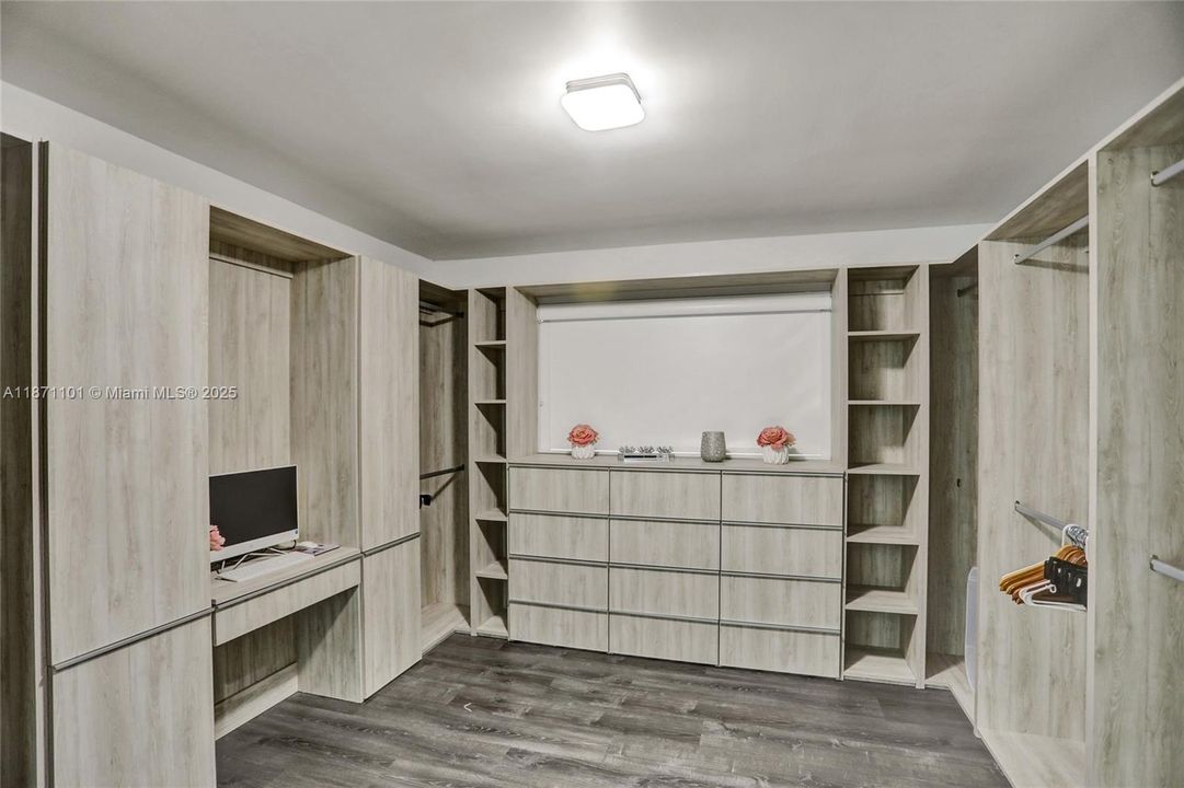 В аренду: $12,500 (6 спален, 4 ванн, 3499 Квадратных фут)