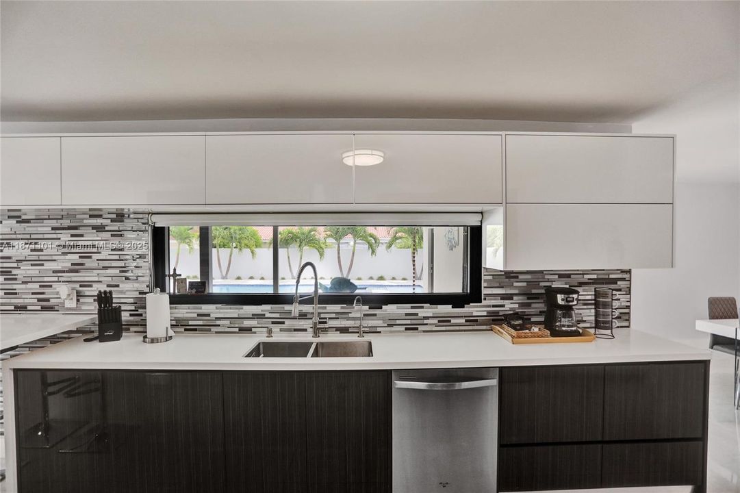 В аренду: $12,500 (6 спален, 4 ванн, 3499 Квадратных фут)