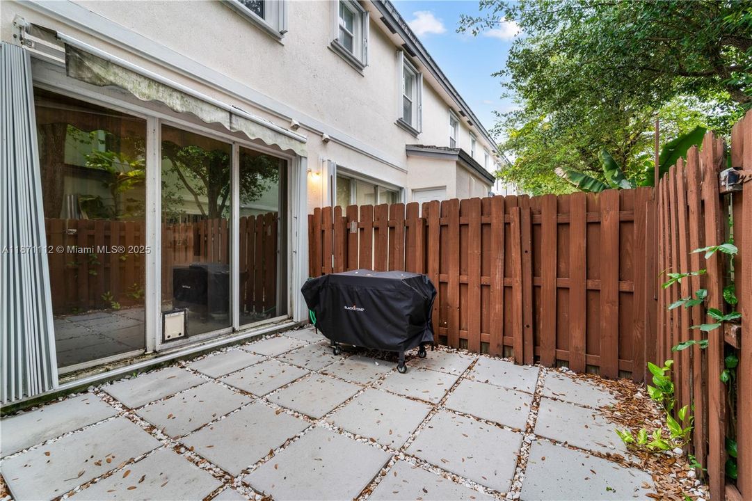 For Sale: $275,000 (2 beds, 2 baths, 1290 Square Feet)