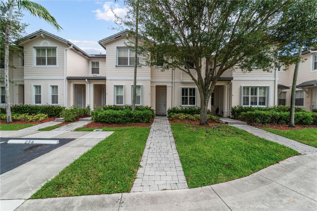 For Sale: $275,000 (2 beds, 2 baths, 1290 Square Feet)