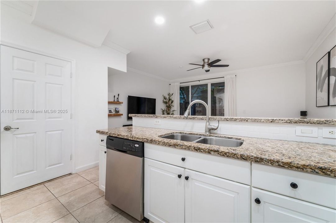 For Sale: $275,000 (2 beds, 2 baths, 1290 Square Feet)
