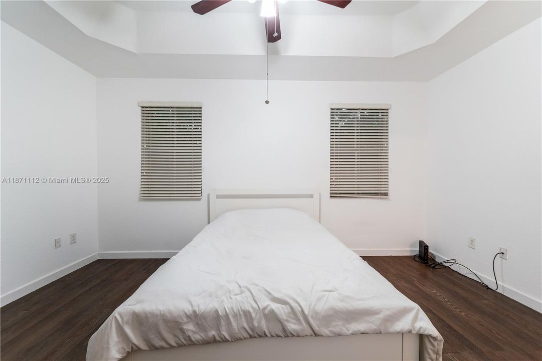 For Sale: $275,000 (2 beds, 2 baths, 1290 Square Feet)