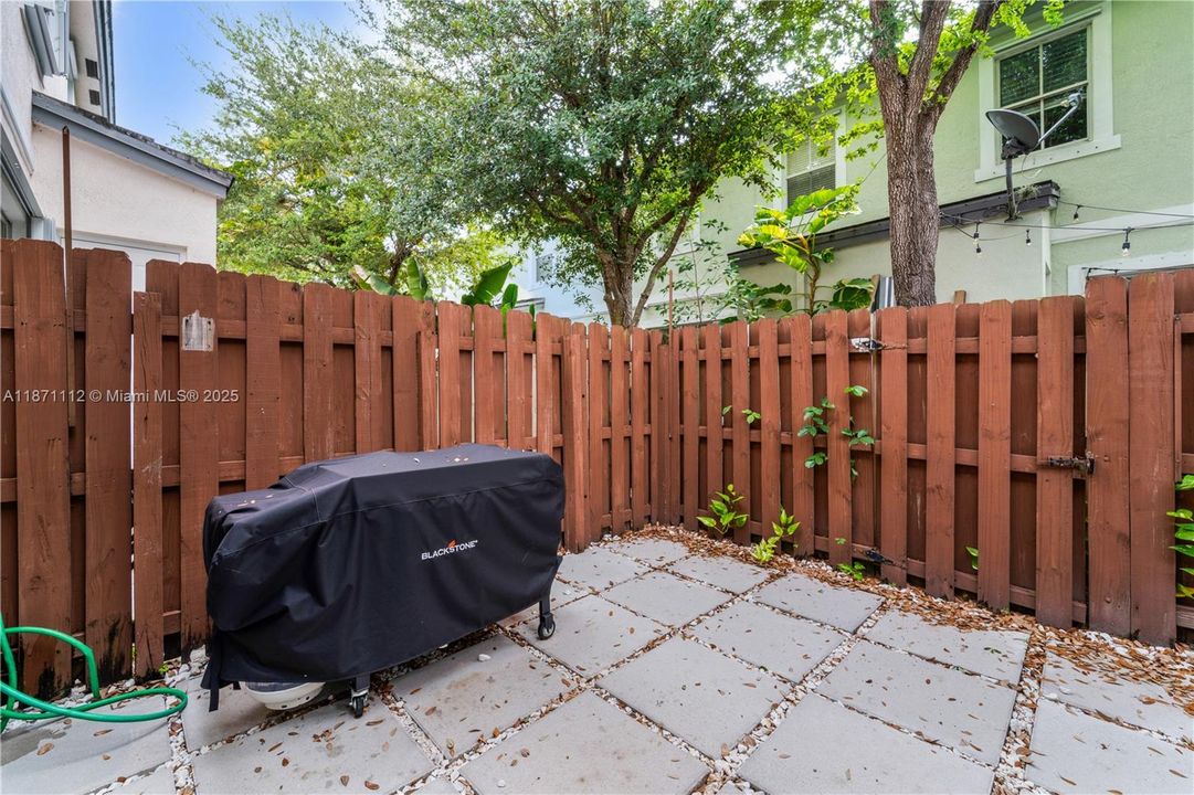 For Sale: $275,000 (2 beds, 2 baths, 1290 Square Feet)