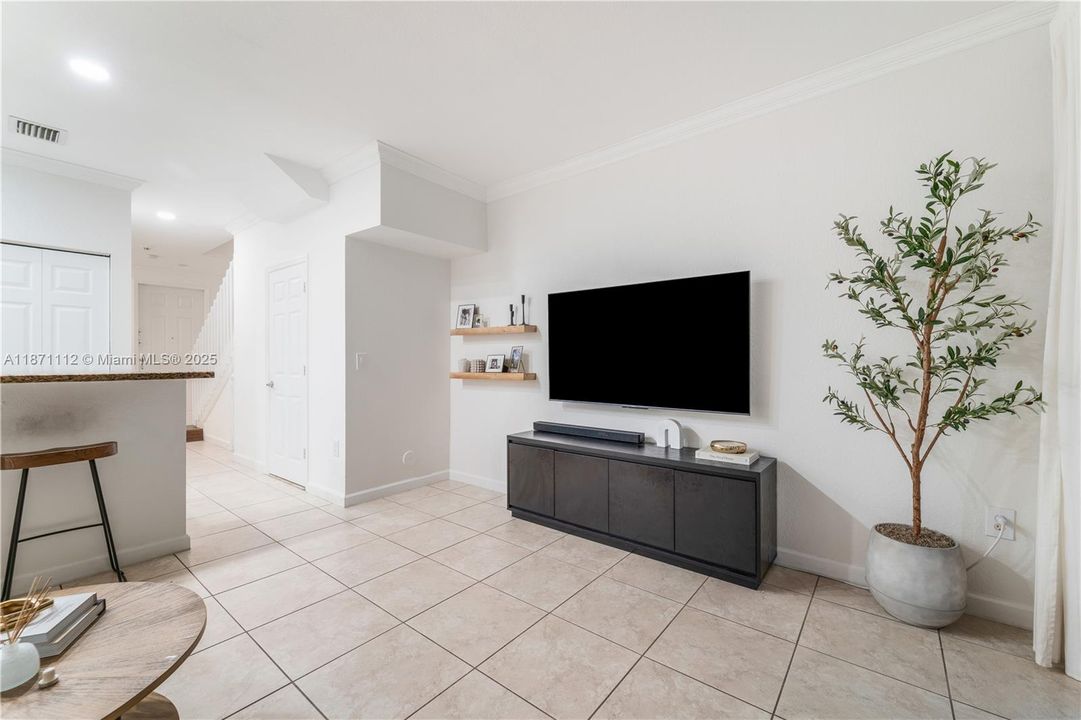 For Sale: $275,000 (2 beds, 2 baths, 1290 Square Feet)