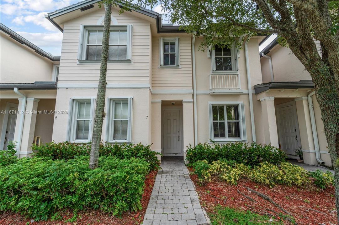 For Sale: $275,000 (2 beds, 2 baths, 1290 Square Feet)